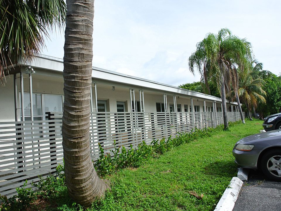 1st image of 925 Bay Dr APT 3