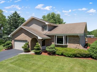 36W418 Barton Dr, Saint Charles, IL 60175