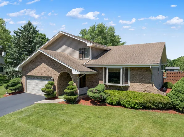 36W418 Barton Dr, Saint Charles, IL 60175