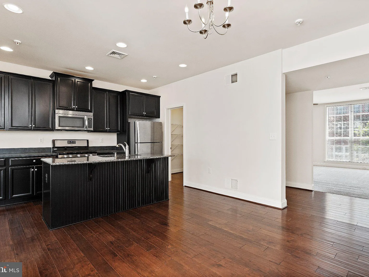 3 bed, 2.5 bath, 1949 sqft, $2,400 — Photo 3