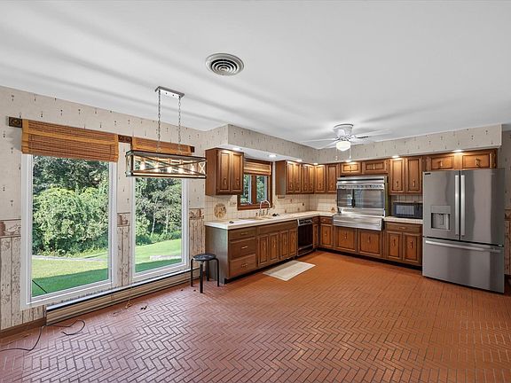 5th image of 693 Forest Dr