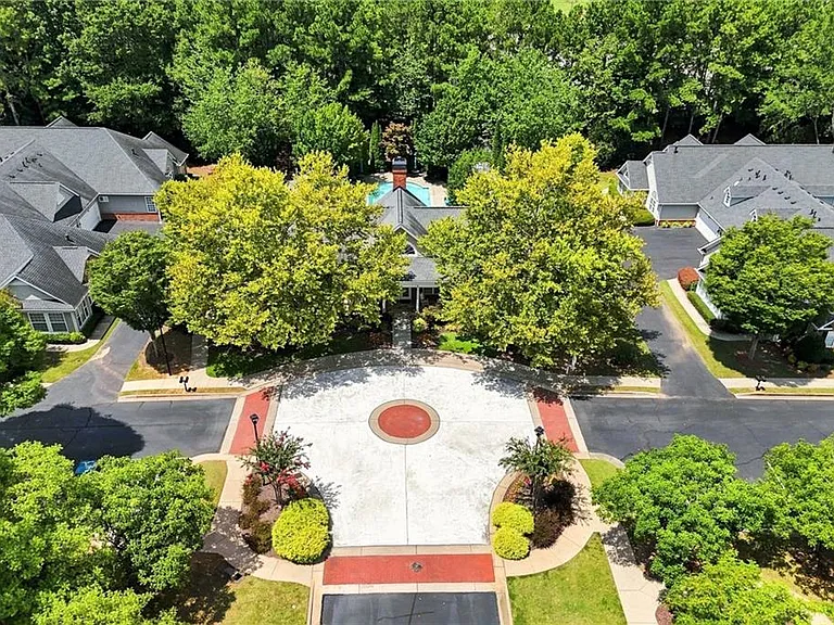 3204 Village Ln — Photo 37