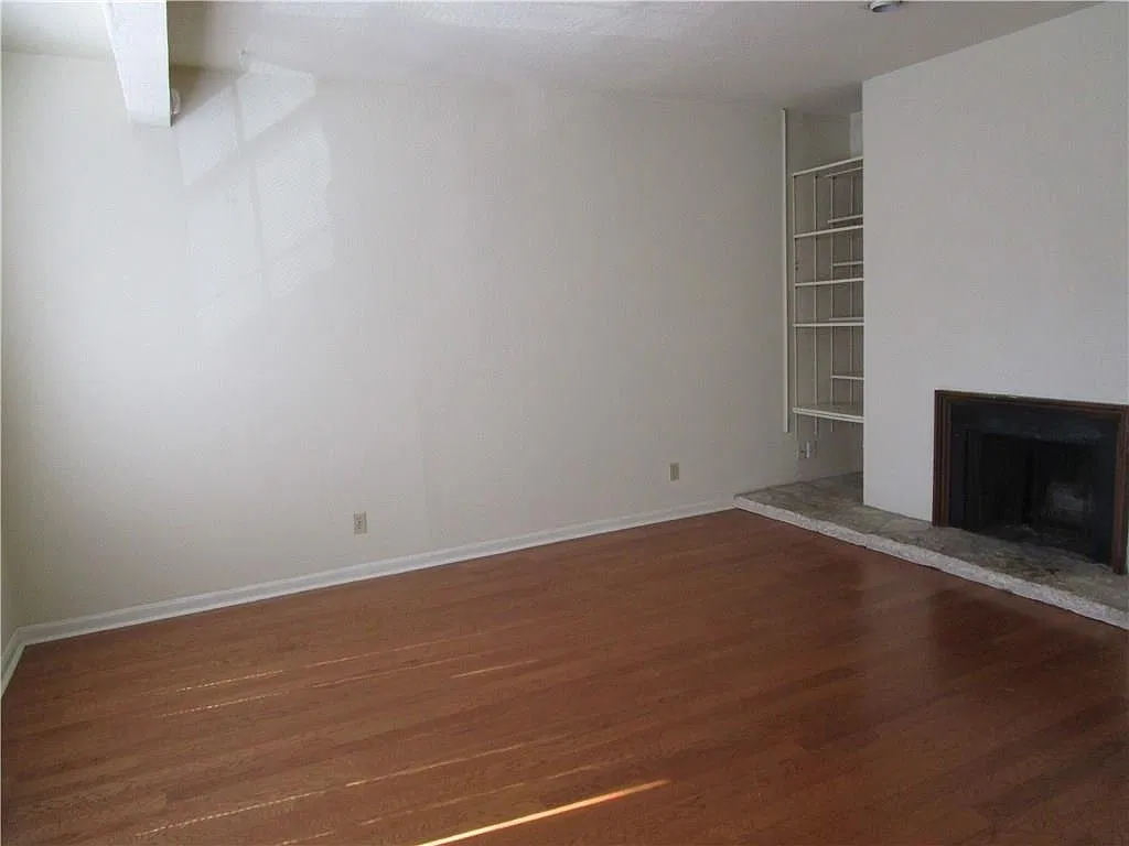 2 bed, 2.0 bath, 926 sqft, $2,600 — Photo 2
