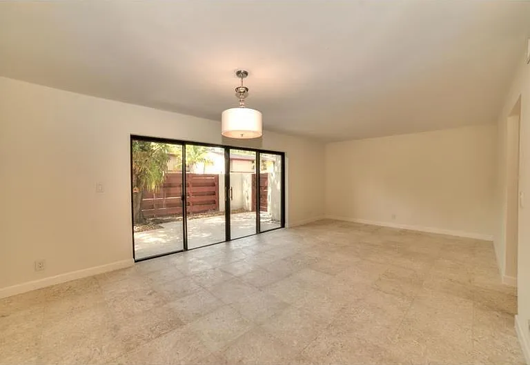 3010 Lakewood Ln — Photo 4