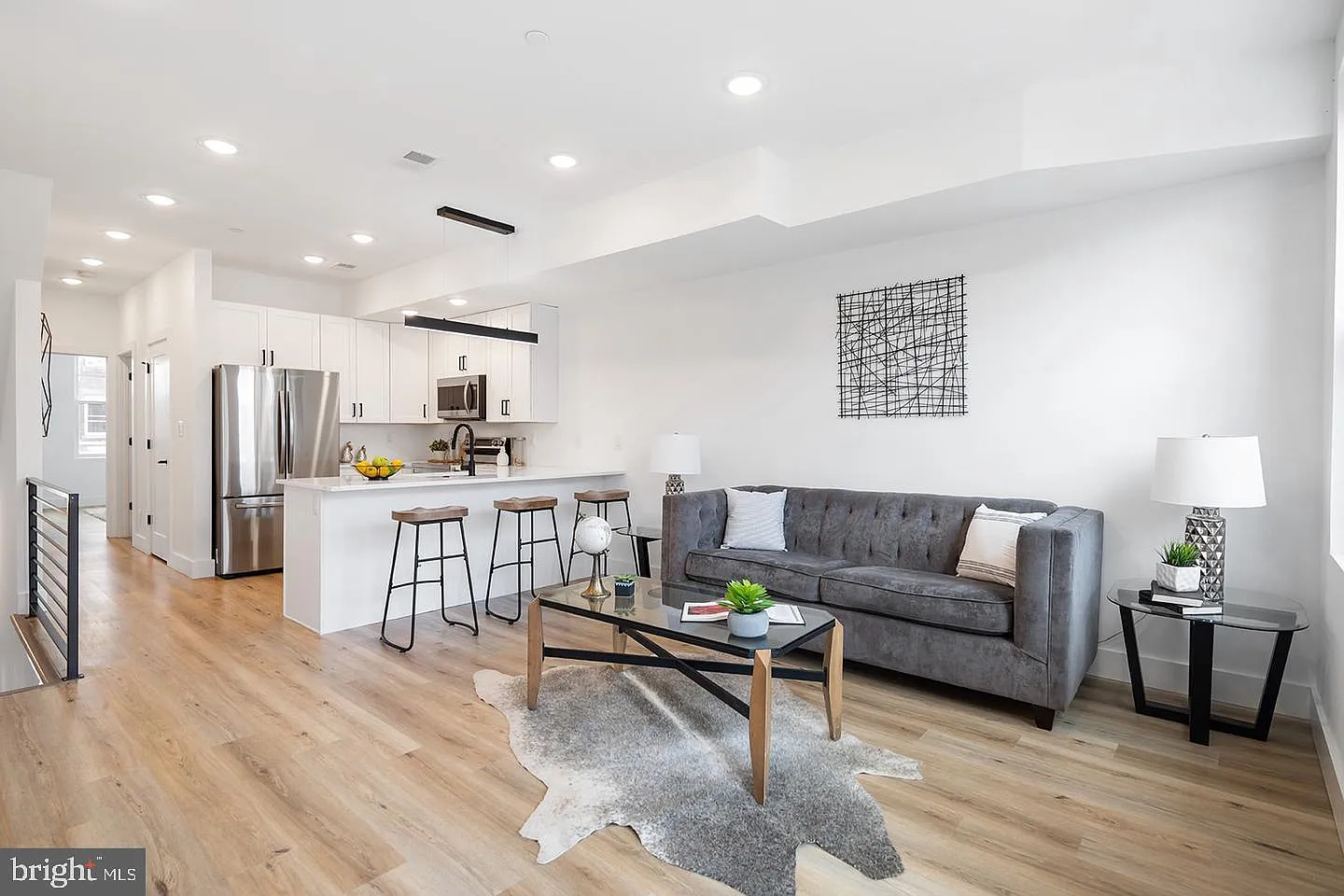 3 bed, 2304 sqft, $2,200 — Photo 3