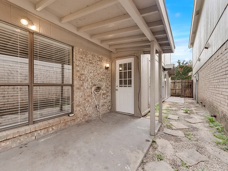 2811 Capella Cir — Photo 13