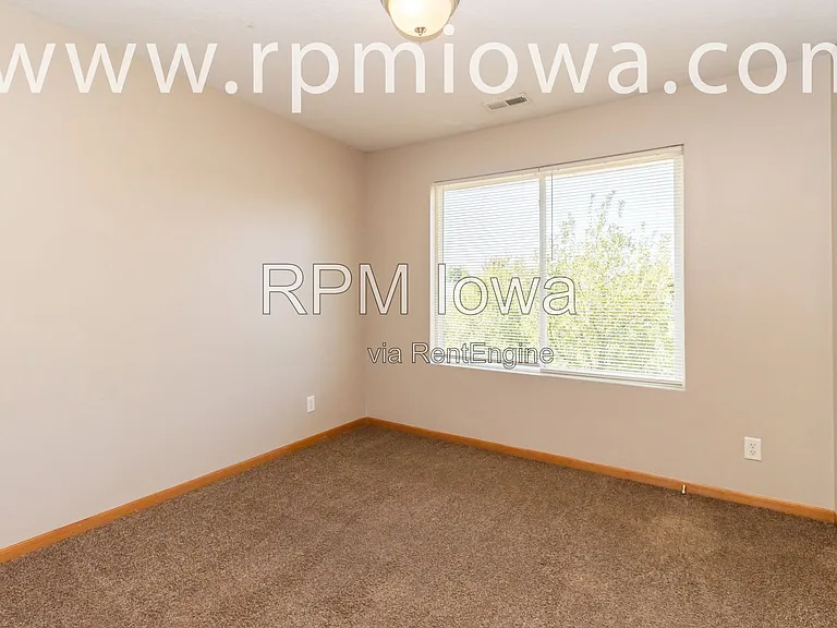 770 SE Harper Dr — Photo 7