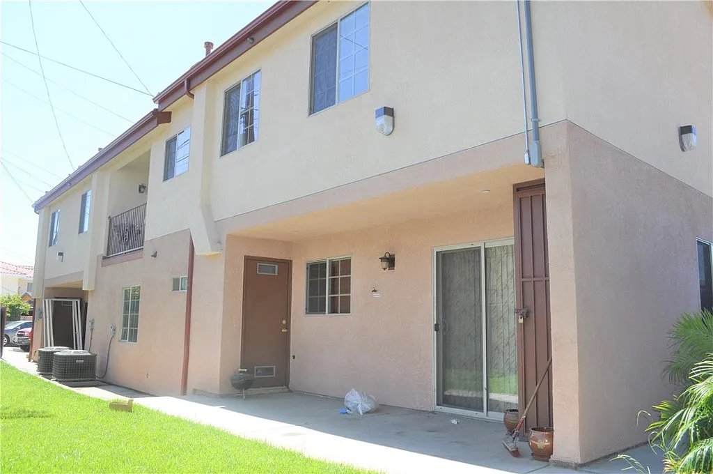 3 bed, 2.5 bath, 8784 sqft, $3,800 — Photo 2