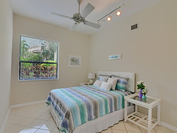 Second bedroom (queen size bed)