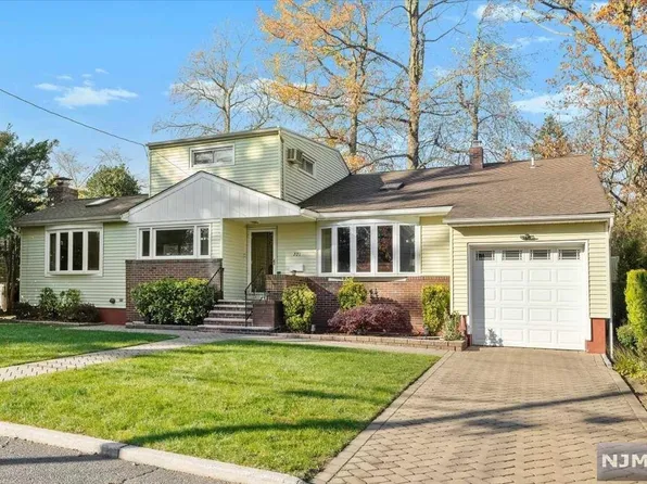 221 Bradley Ave, Bergenfield, NJ 07621