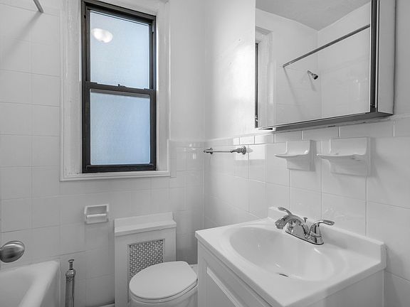 5th image of 208 W 23rd St APT 900