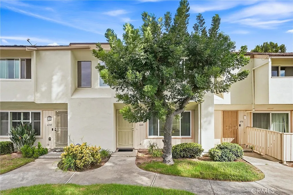2 bed, 1.5 bath, 1080 sqft, $3,000 — Photo 1