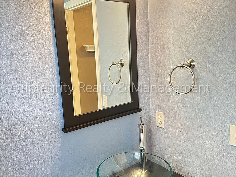1041 Laurenwood Ln — Photo 25