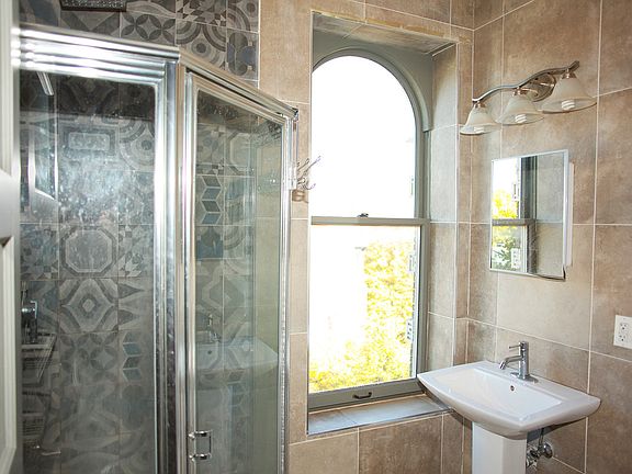 4th image of 570 Hancock St #2B
