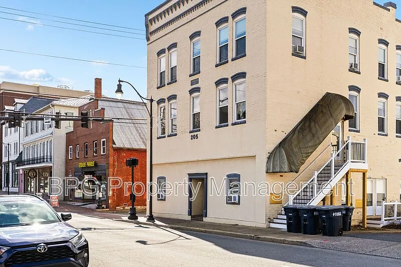 2 bed, 1.0 bath, $1,200 — Photo 2