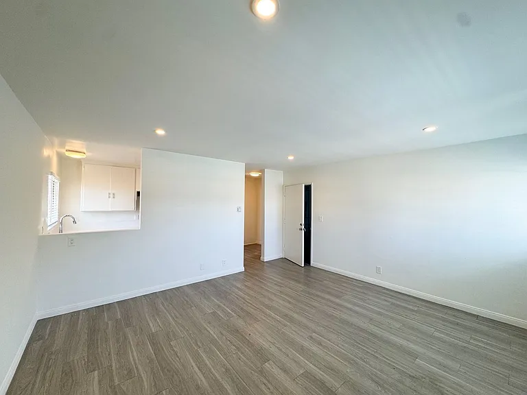 921 N Eucalyptus Ave — Photo 6