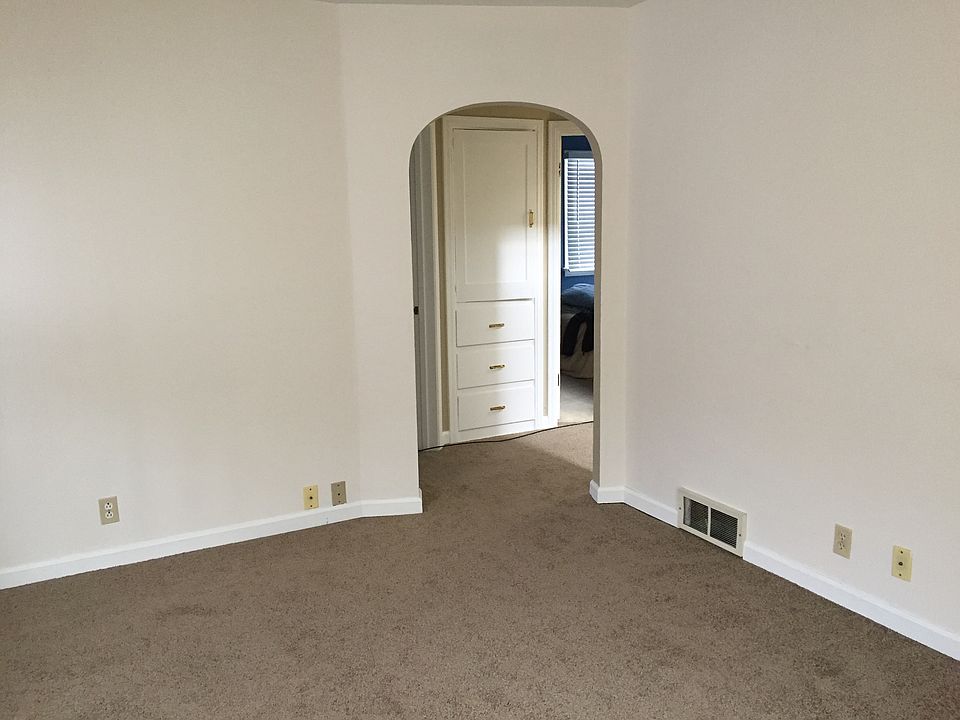 2nd image of 1424 Manor Ave SW #House