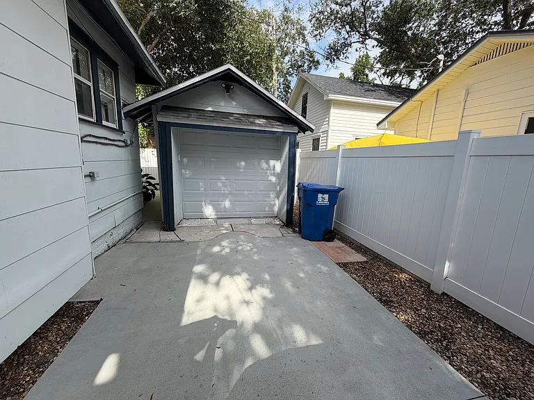 1150 Highland St S — Photo 16