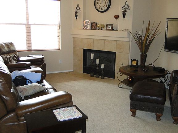 Family room w/gas fireplace