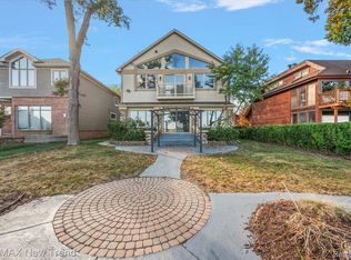 727 McDougal Dr, Waterford, MI 48327