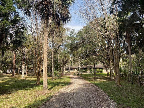 Approachingi the front of the house, from the driveway.