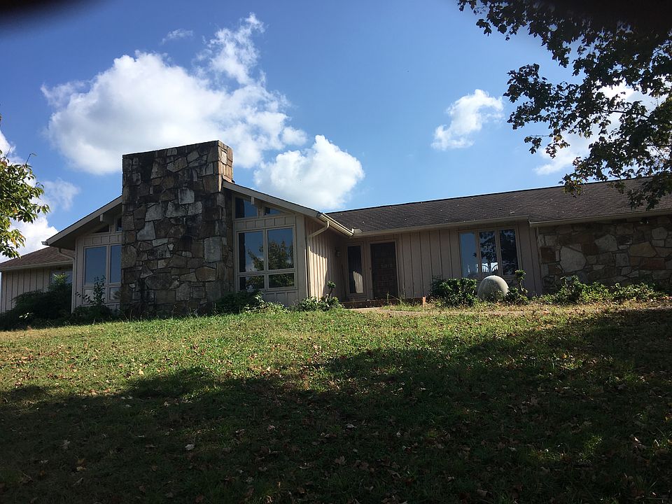 1st image of 1015 Campbell Way