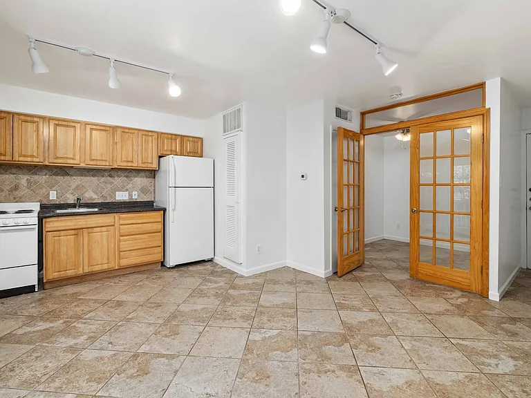 2110 Kinney Ave — Photo 4