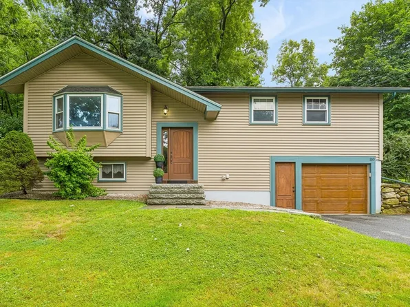 110 Fort Meadow Dr, Hudson, MA 01749