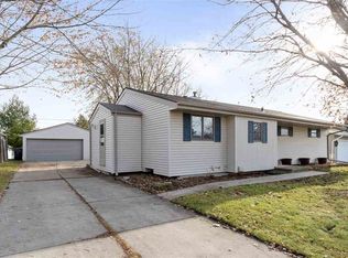 1284 Green Acres Ln, Neenah, WI 54956