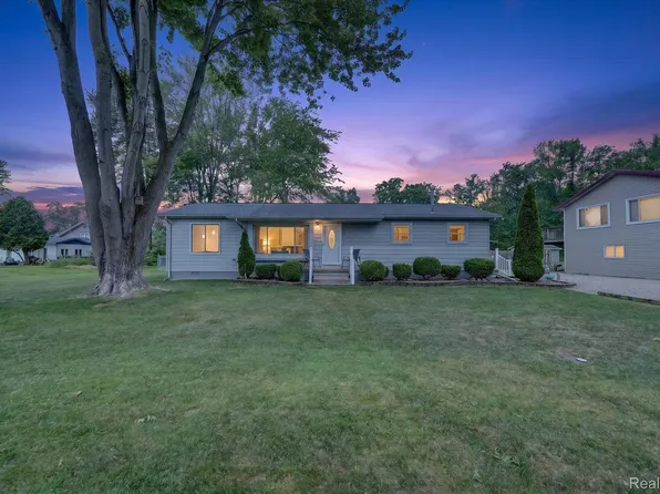 125 Maple Ave, Harsens Island, MI 48028