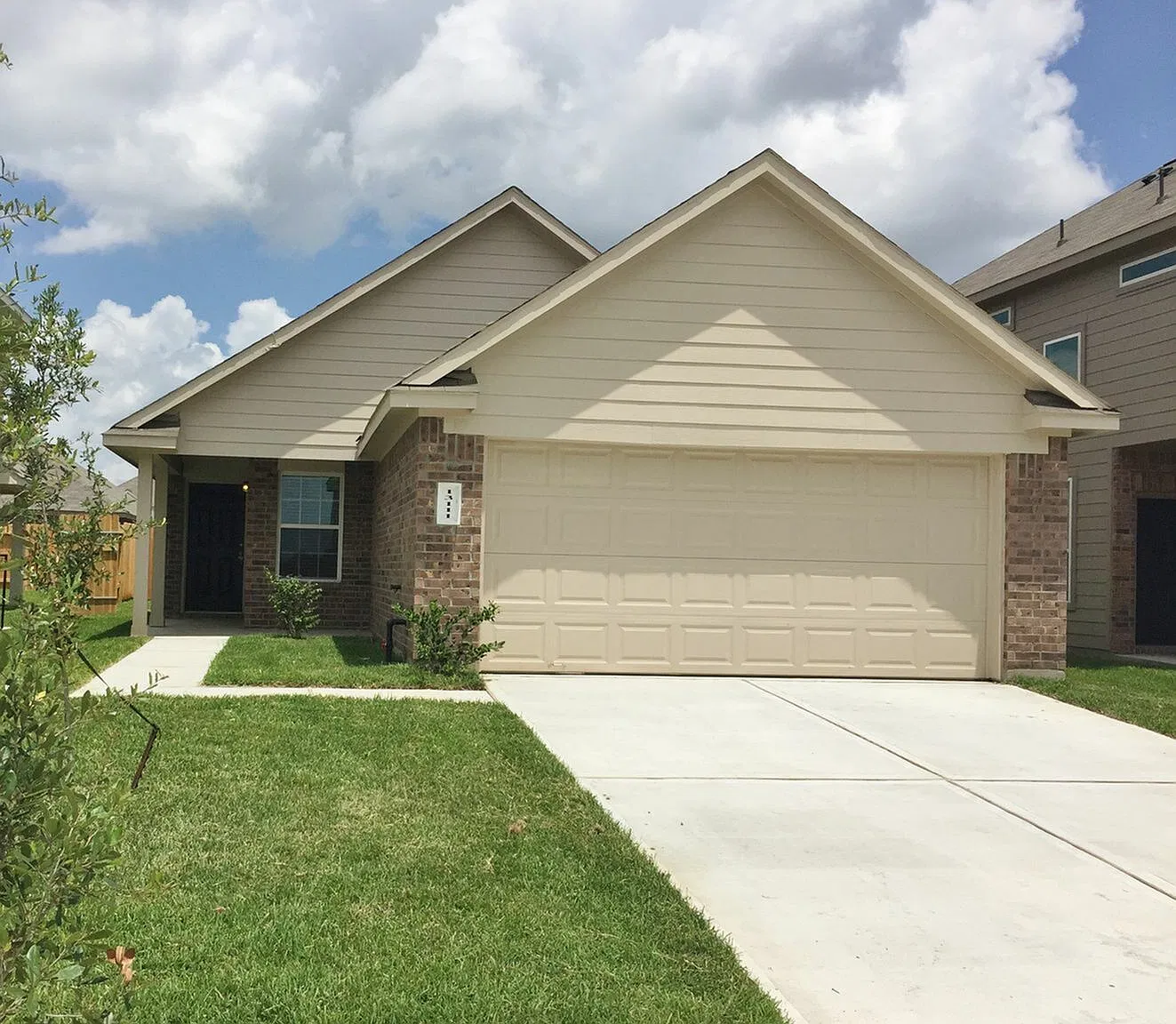 Almeda Trace — Photo 1