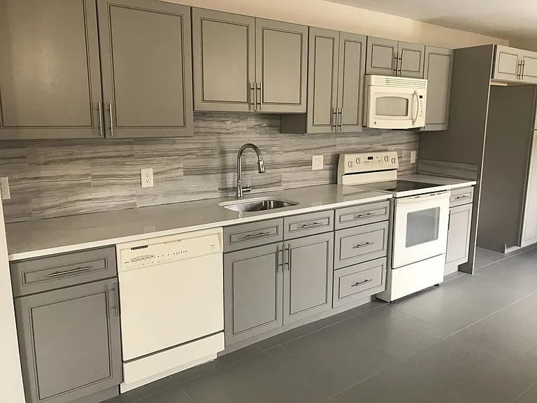 142 SW 8th Ave #D — Photo 3
