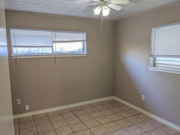 3rd image of 2806 Lynn Cir