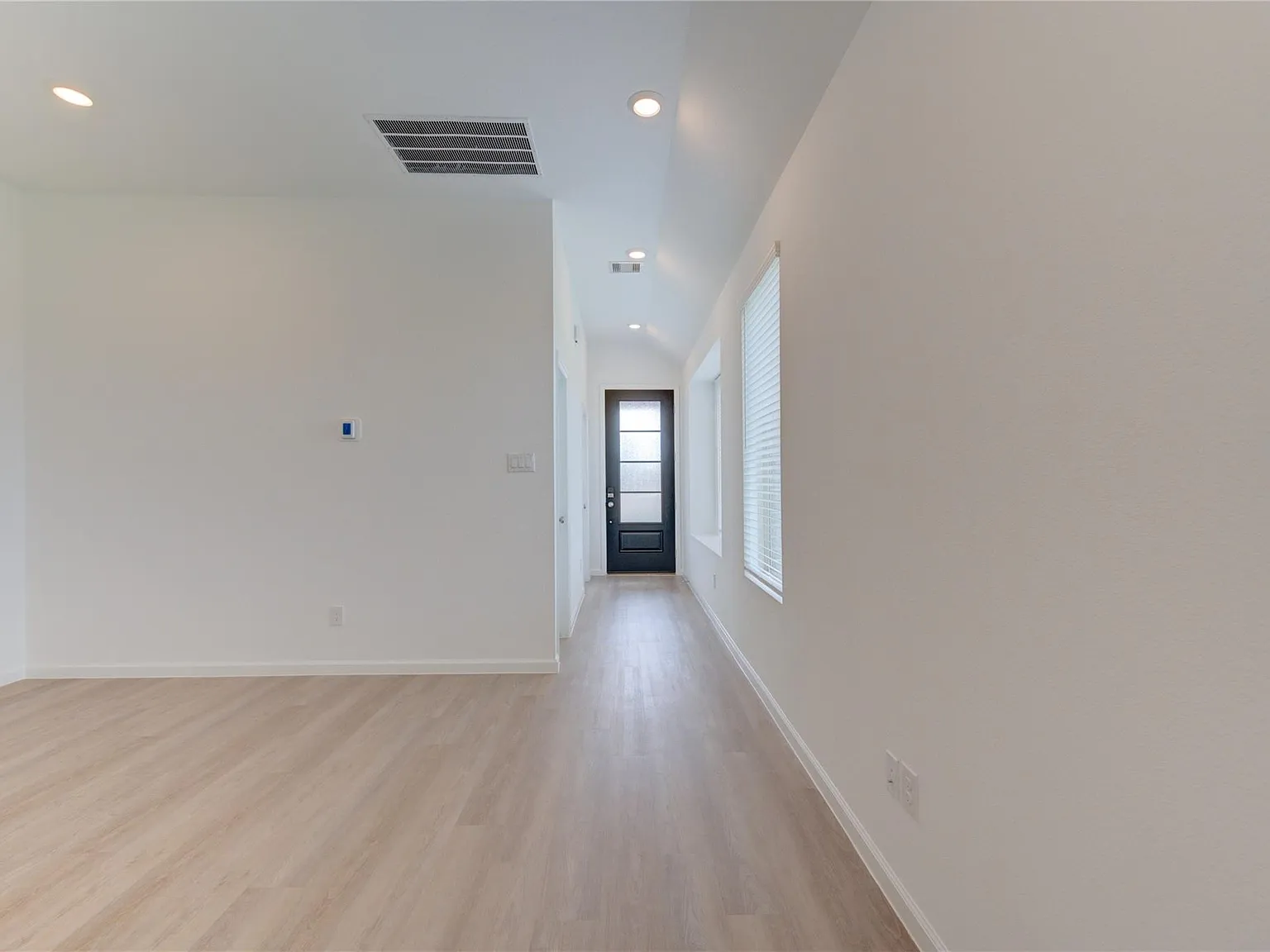 3 bed, 2.5 bath, 1587 sqft, $2,100 — Photo 4