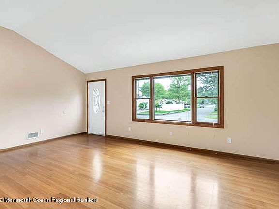 4th image of 387 S Lake Dr