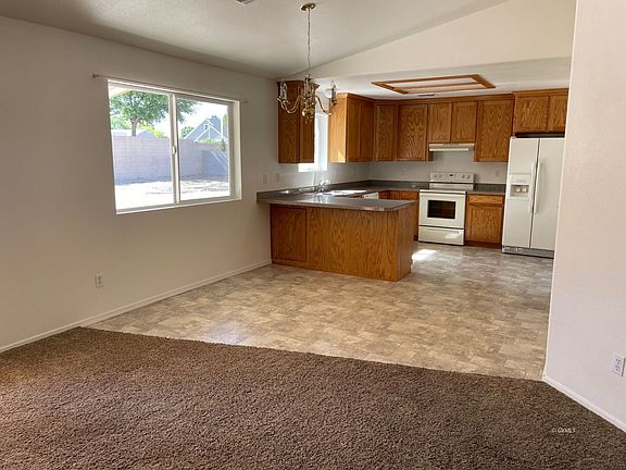 3rd image of 546 S Heritage Cir