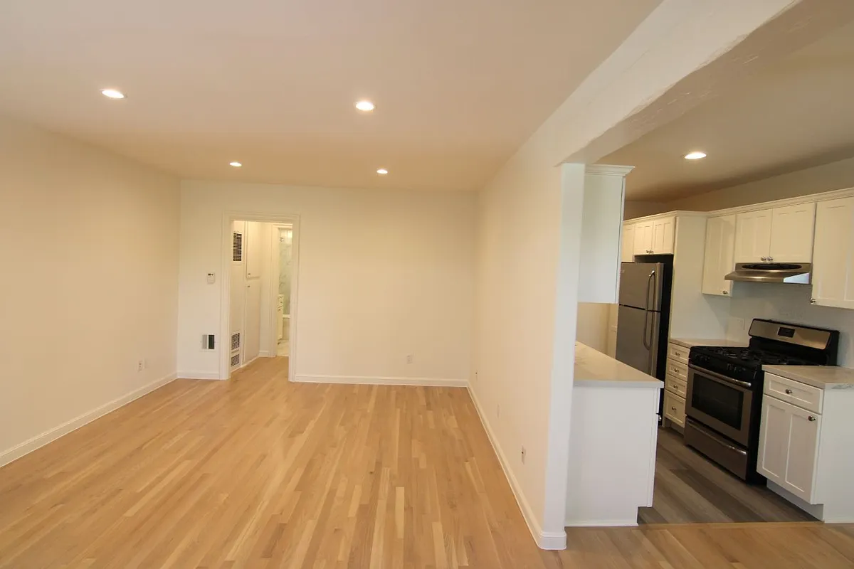 Building Photo - 132 N Hayworth Ave #3A
