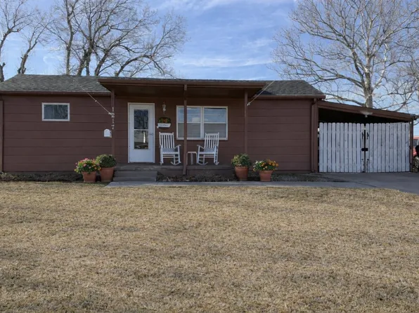 1217 N Center St, Hoisington, KS 67544