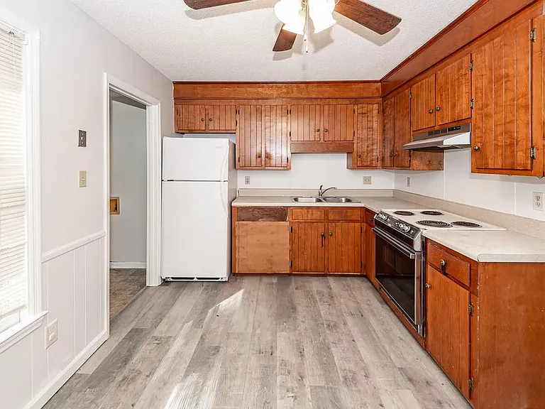 120 Colonial Ct — Photo 9