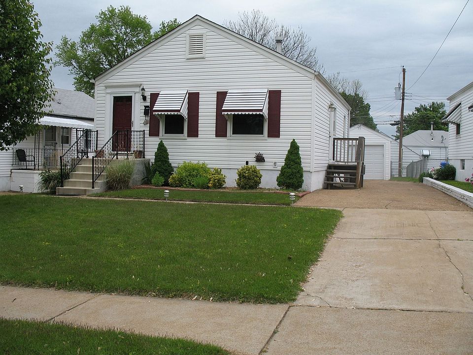 Well Kept With Lots of Curb Appeal!!