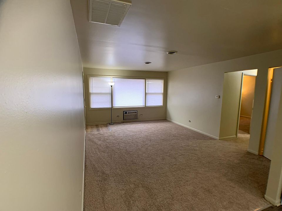 1st image of 916 Parkwood Dr APT 2E