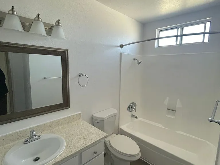 Cordova Apartments — Photo 27
