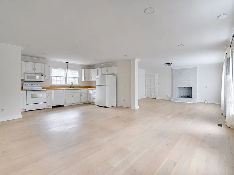 2437 Tilghman Cir — Photo 8