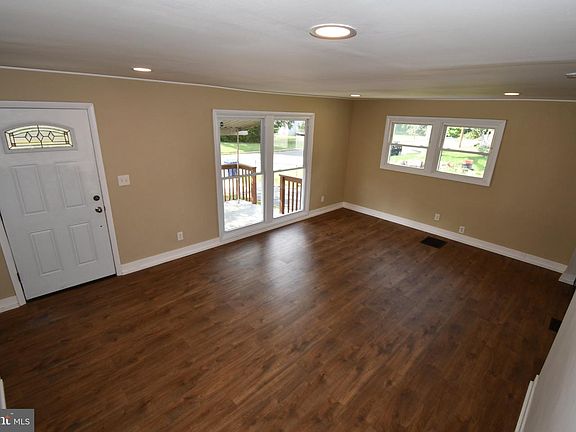 3rd image of 421 Manor Ave
