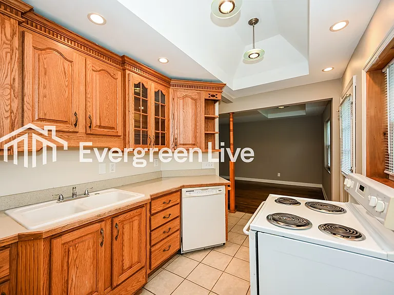 5569 Raceview Ave — Photo 7