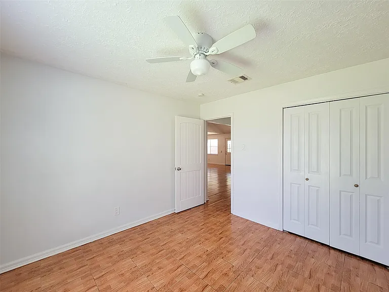 409 S Travis St — Photo 26