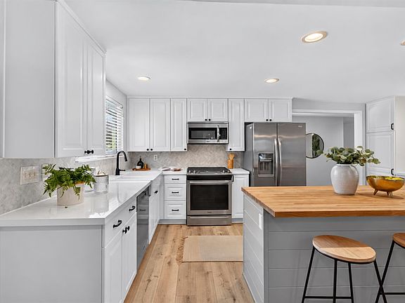 2nd image of 3020 Union St