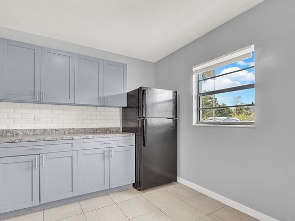 3rd image of 3104-3210 Louisiana Ave #7