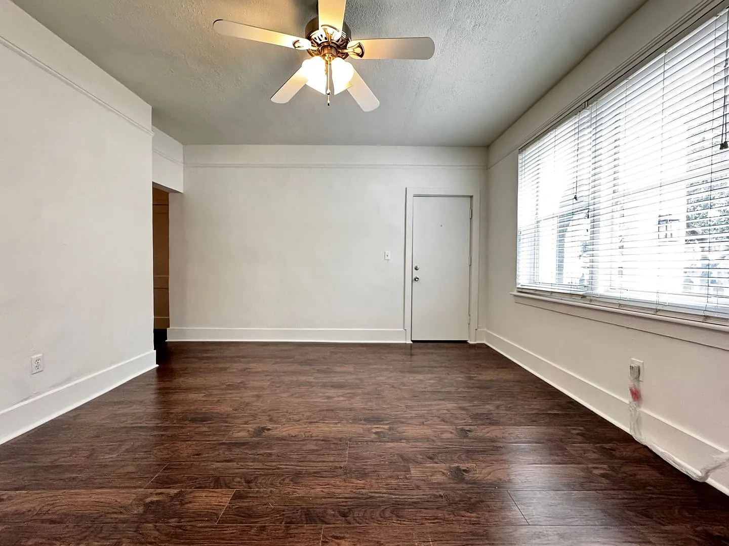 Renovated 2 Bedroom 1 Free Parking Space Located Steps from Lake Eola, Downtown Orlando — Photo 3
