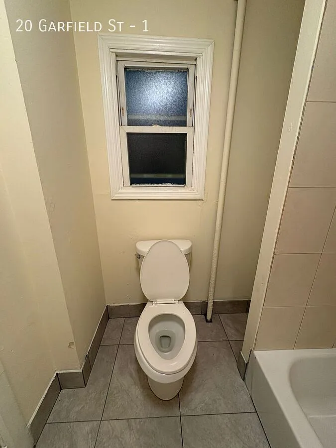 4 bed, $2,900 — Photo 1